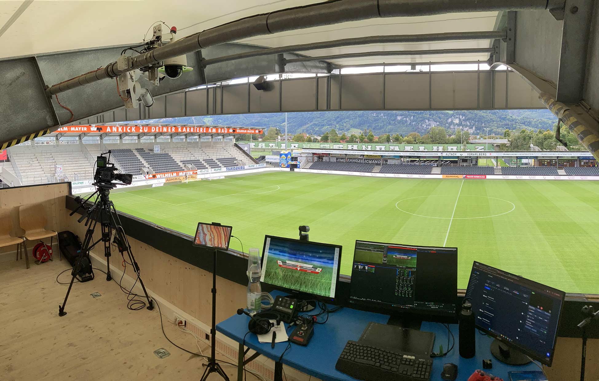 Professionelle Broadcast-Regie mit Monitorwand